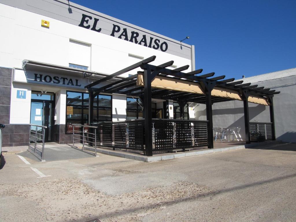 ein Krankenhausgebäude mit Markise auf einem Parkplatz in der Unterkunft Hostal Restaurante el Paraíso in Don Benito