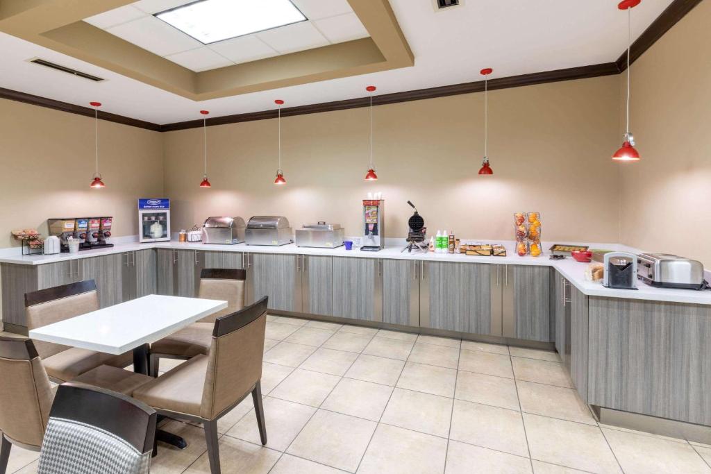Kuchyň nebo kuchyňský kout v ubytování Hawthorn Suites by Wyndham Lubbock