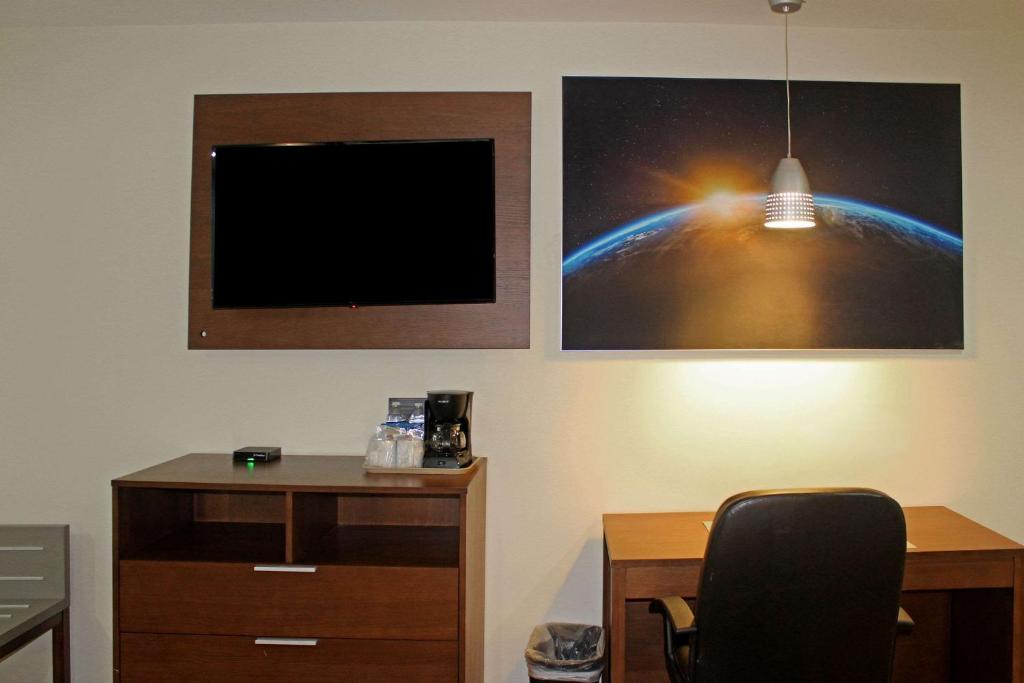 TV a/nebo společenská místnost v ubytování Comfort Inn Monterrey Norte