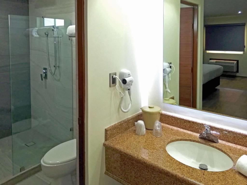 Koupelna v ubytování Comfort Inn Monterrey Norte