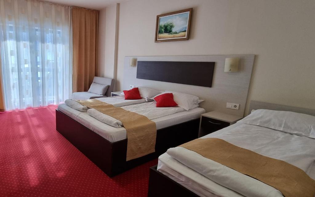 Postel nebo postele na pokoji v ubytování HOTEL CARPATHIA