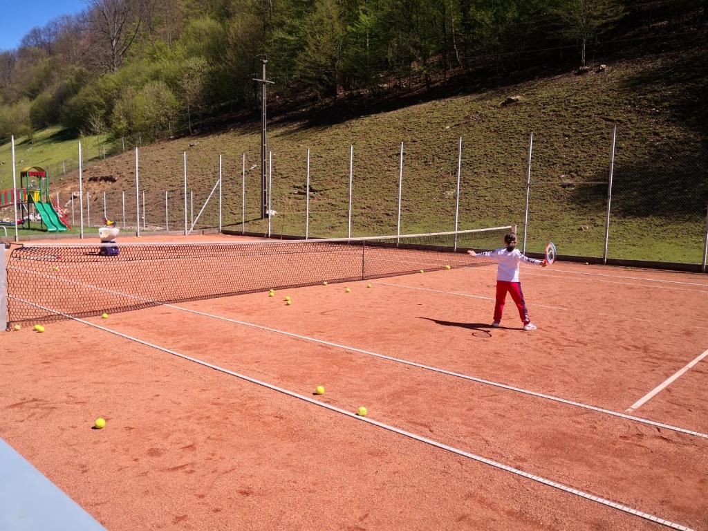Tenis a/nebo squash v ubytování HOTEL CARPATHIA nebo okolí