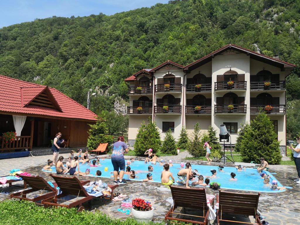 Nespecifikovaný výhled na hory nebo výhled na hory při pohledu z hotelu