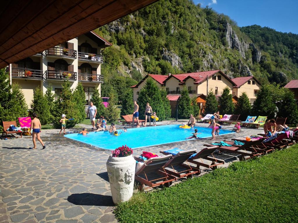 Nespecifikovaný výhled na hory nebo výhled na hory při pohledu z hotelu