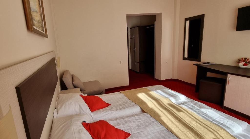 Postel nebo postele na pokoji v ubytování HOTEL CARPATHIA