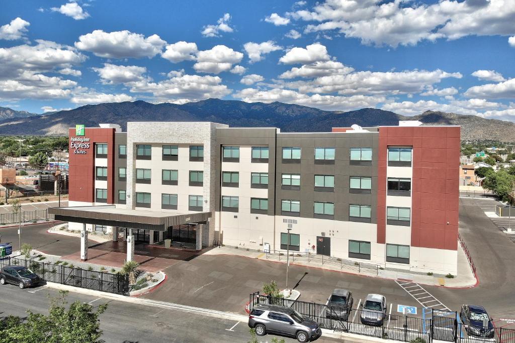 uma prestação de um hotel com estacionamento em Holiday Inn Express & Suites - Albuquerque East, an IHG Hotel em Albuquerque