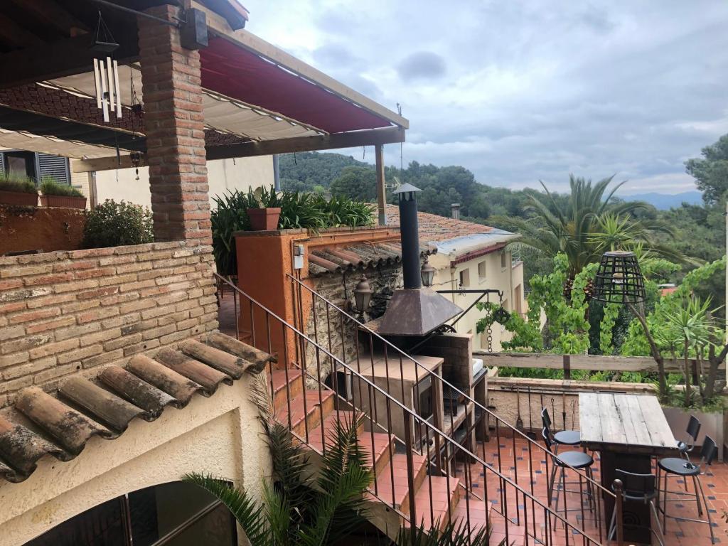 an outdoor patio with an outdoor oven on a house at Casa Rustíca Cal Mian in Almoster