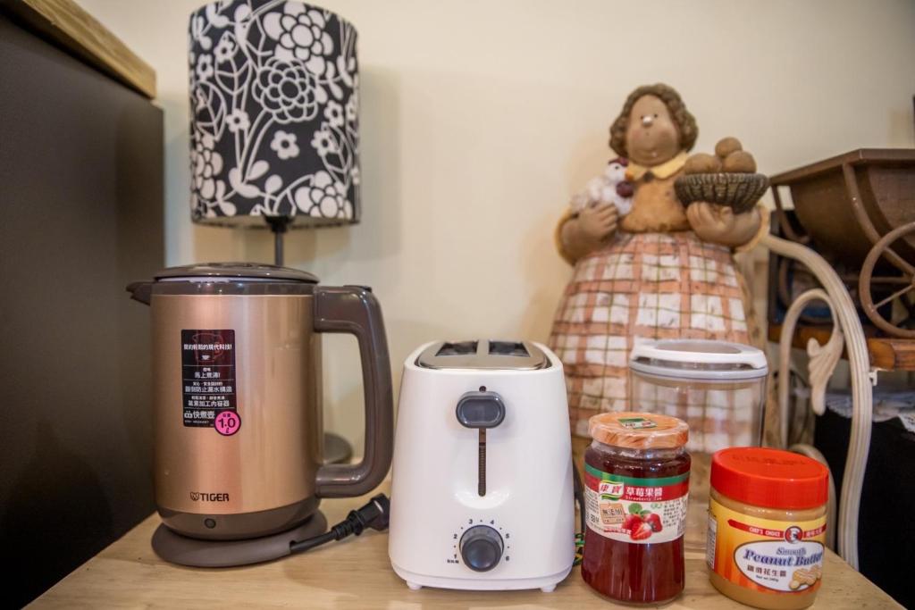 a kitchen counter with a blender and a stuffed monkey at 城市阿瑪菲-花蓮火車站前 in Hualien City