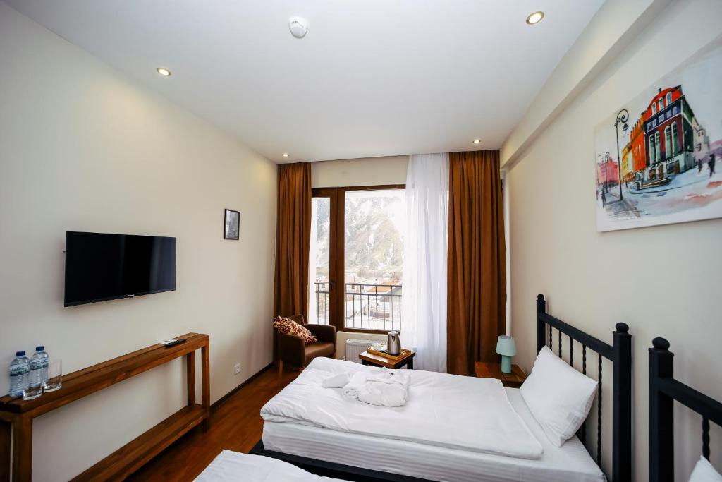 Postel nebo postele na pokoji v ubytování Mountain House Kazbegi