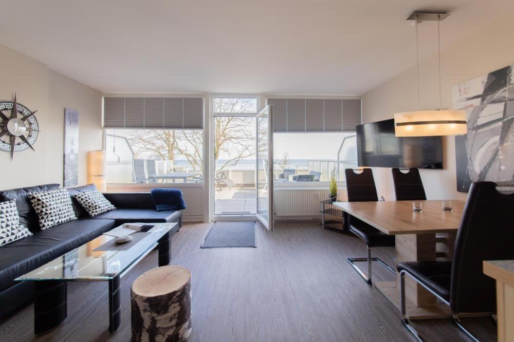 シャルボイツにあるFerienwohnung Strandhotel App. 105のソファとテーブルのあるリビングルーム