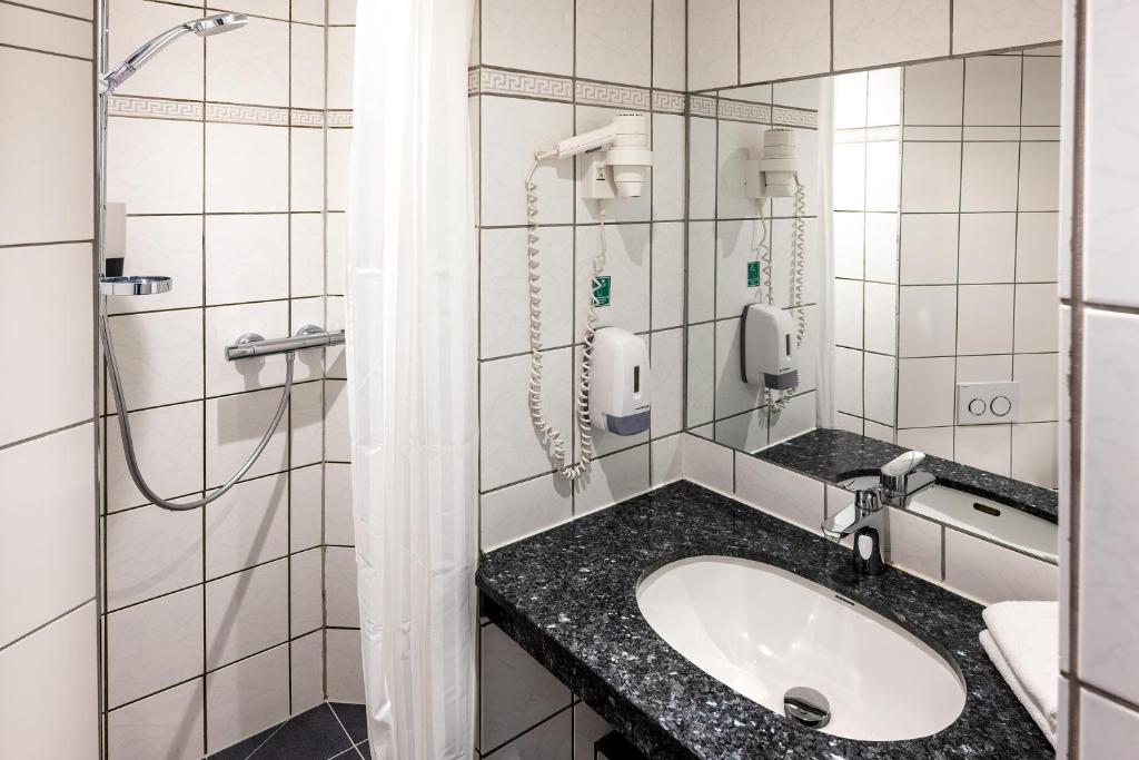 Koupelna v ubytování Go Hotel Saga