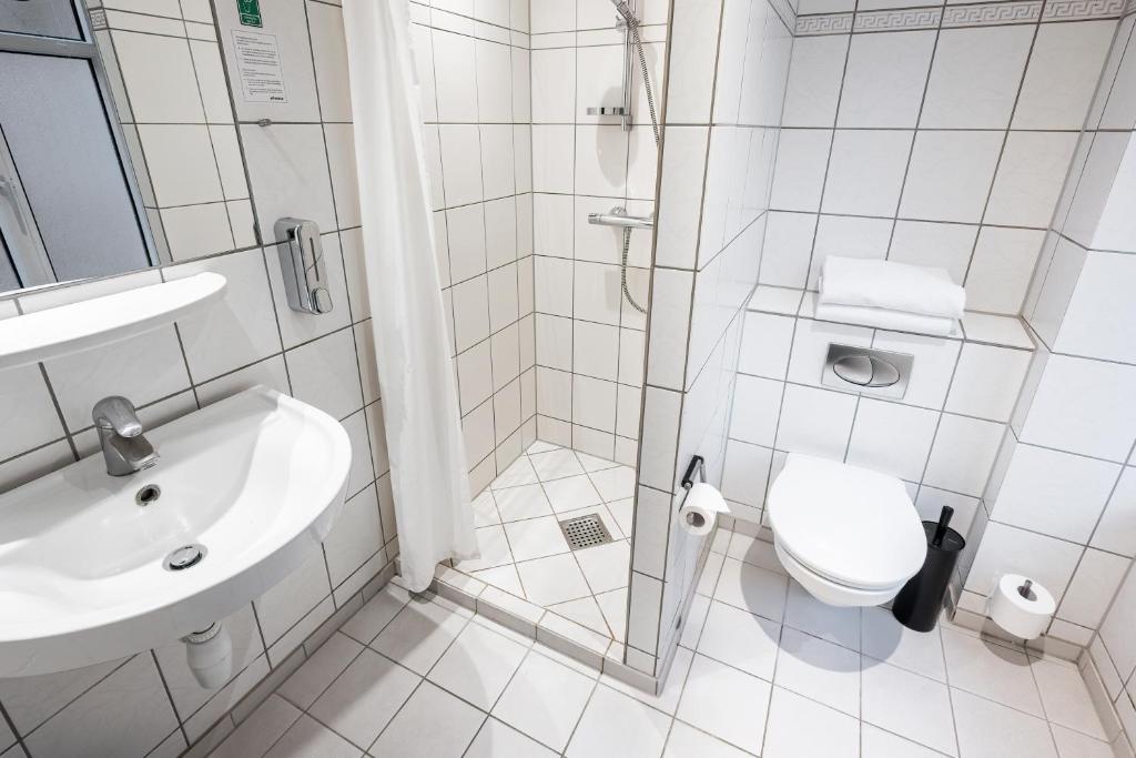 Koupelna v ubytování Go Hotel Saga
