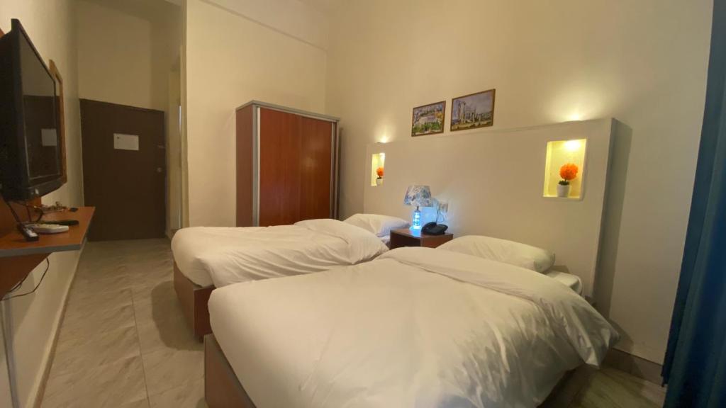 Habitación hospitalaria con 2 camas y TV en New Park Hotel en Amán