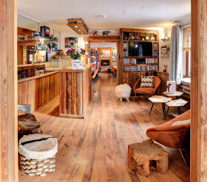 Lounge nebo bar v ubytování Hôtel Les Cimes