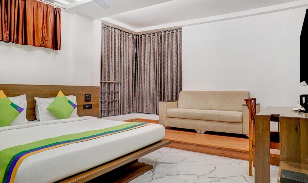 Hotel Shivas Inn - Superior King Room