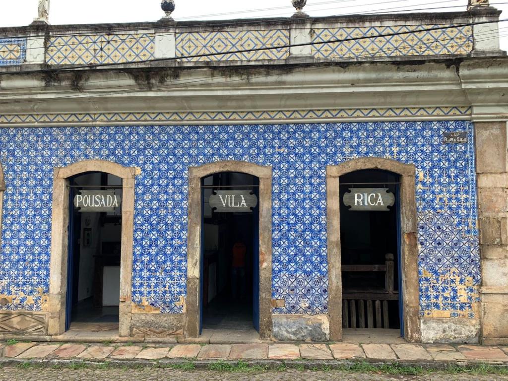 オウロ・プレットにあるPousada Vila Ricaの青白のタイル張りの建物