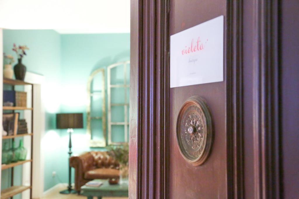 A bed or beds in a room at Violeta Boutique
