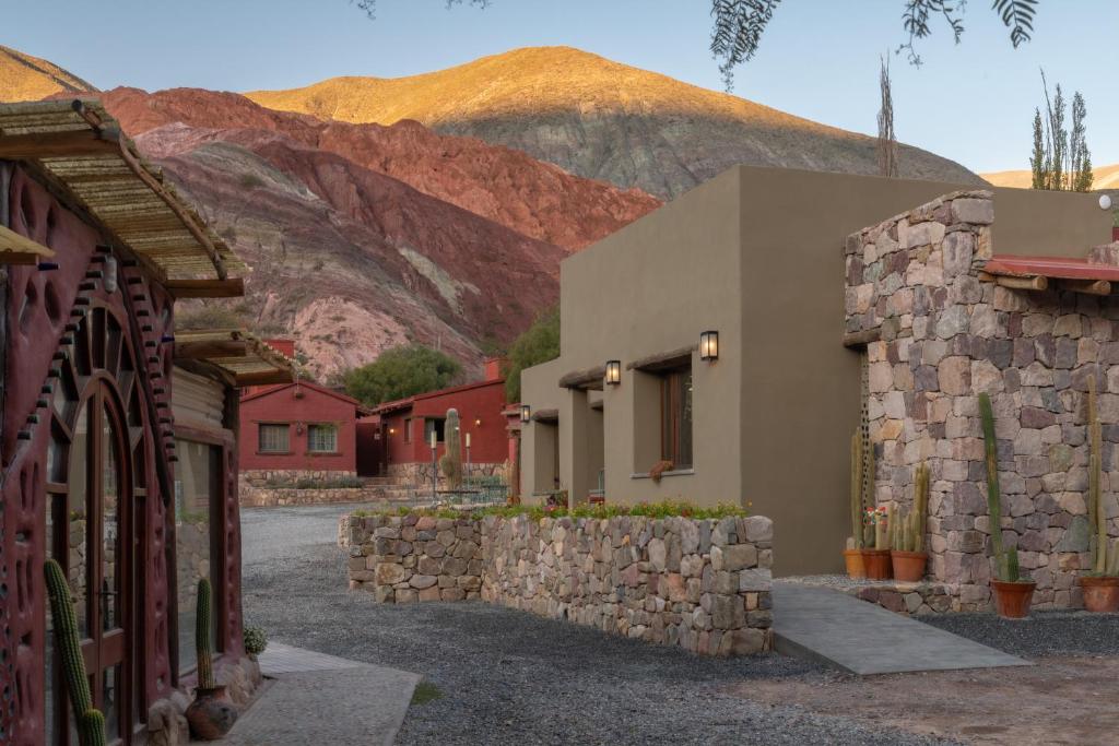 una fila di edifici con una montagna sullo sfondo di Posta de Purmamarca a Purmamarca