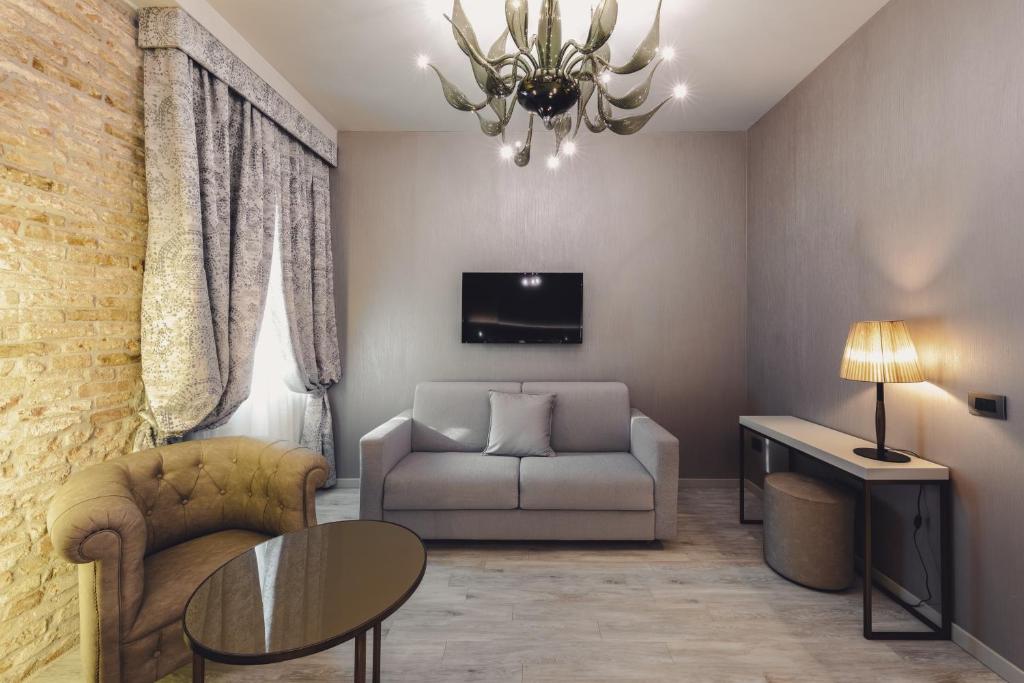 a living room with a couch and a chair at Hotel Aquarius Venice - Ascend Collection in Venice