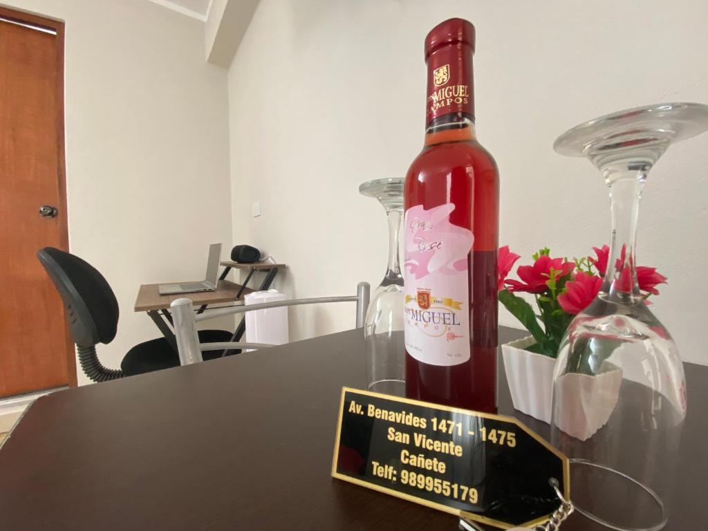 - une bouteille de vin assise au-dessus d'une table dans l'établissement Residencia Benavides, à San Vicente de Cañete