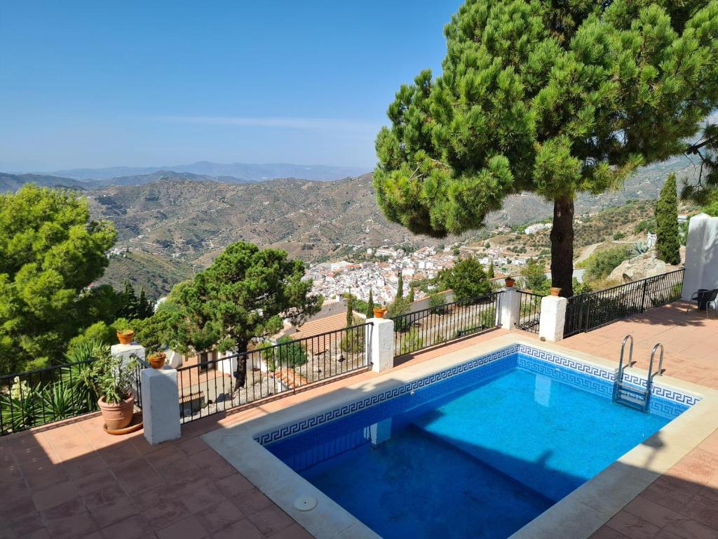 una piscina con vistas a las montañas en Lovely 2 Bed Apartment with Stunning views & Pool, en Cómpeta