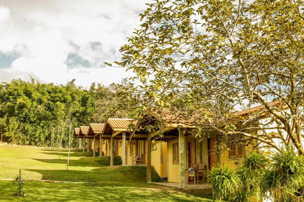 uma casa amarela no meio de um quintal em Cabanas Portal da Serra em Mogi das Cruzes