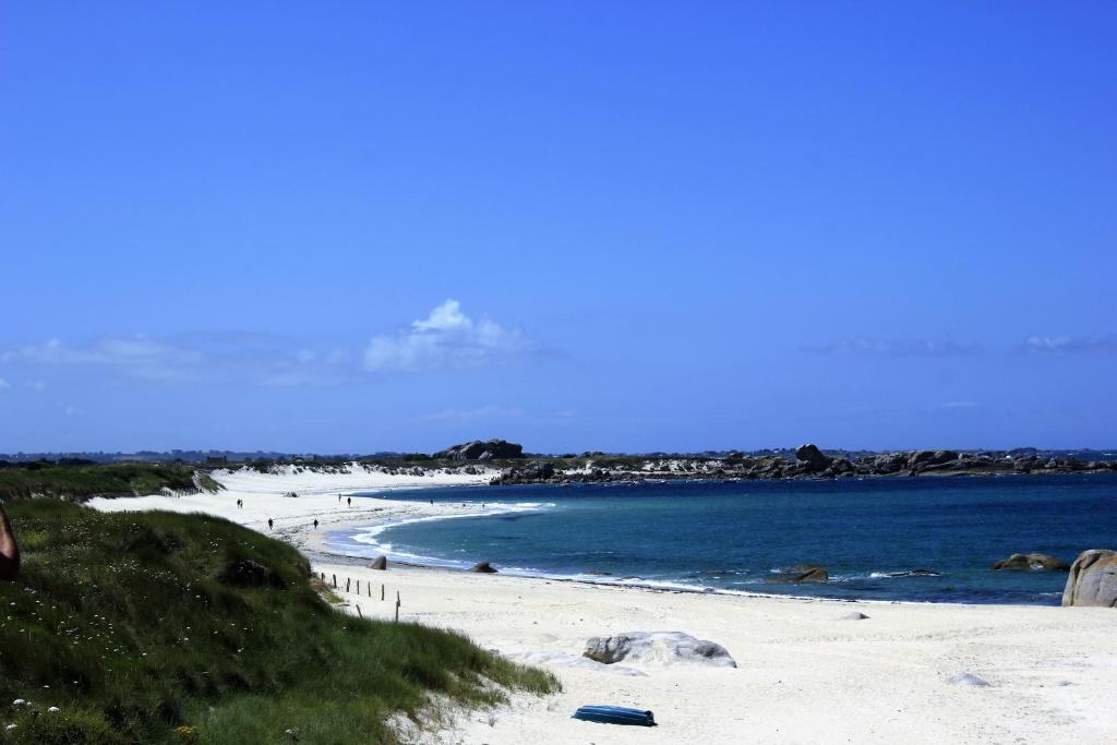 una playa con un frisbee azul en la arena en Keryerna Ar C'haouled "aux Hortensias" clévacance, en Saint-Méen
