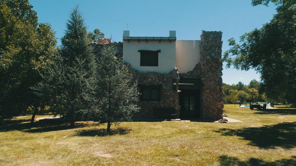 een stenen gebouw met een boom ervoor bij Casa de Piedra in Nono