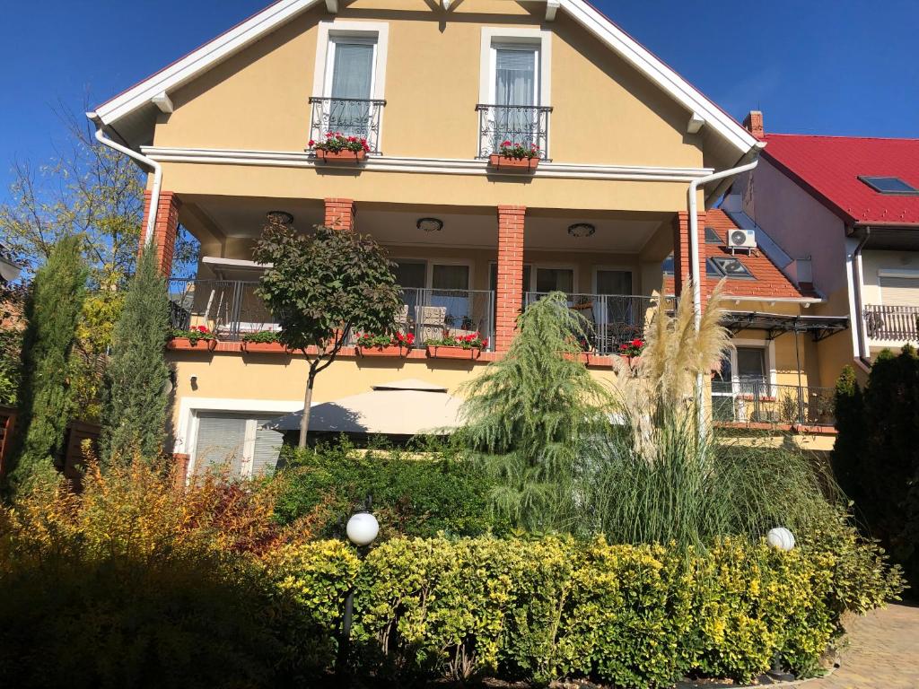 dom z ogrodem przed nim w obiekcie Galéria Apartmanház w mieście Keszthely