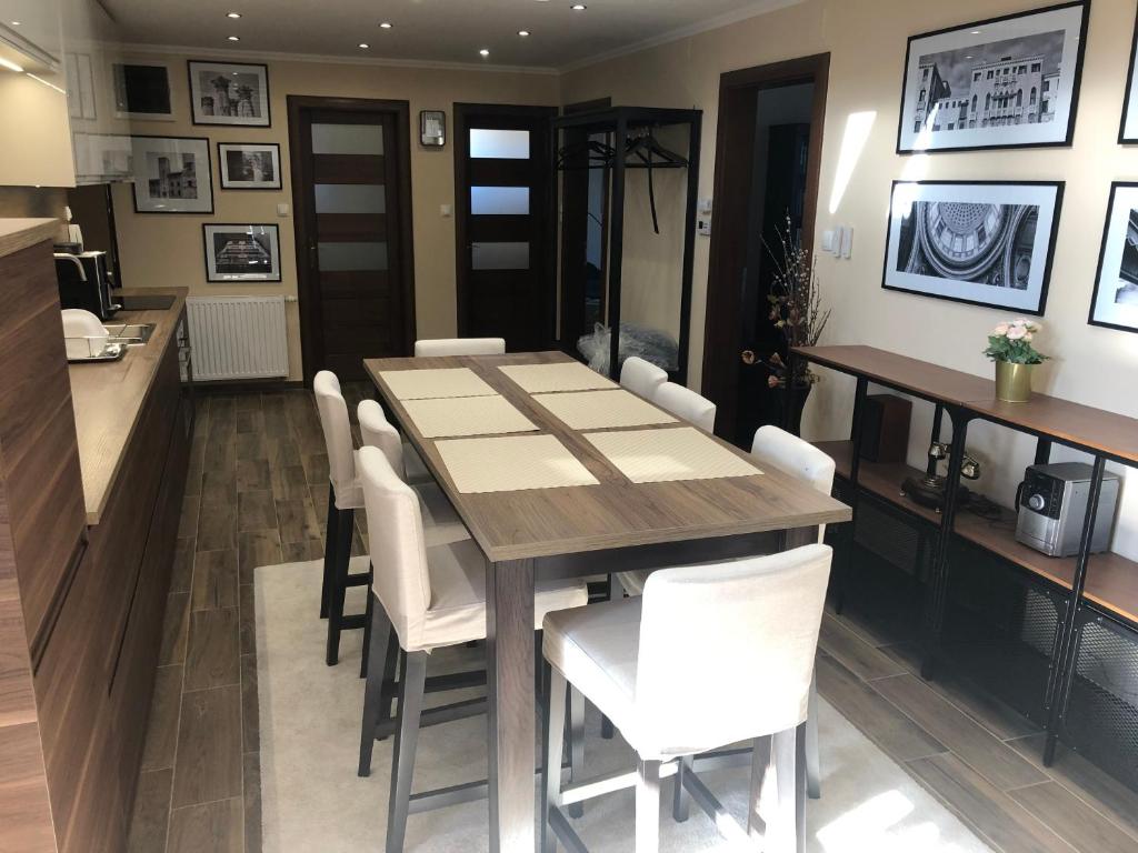 Kuchnia lub aneks kuchenny w obiekcie Galéria Apartmanház