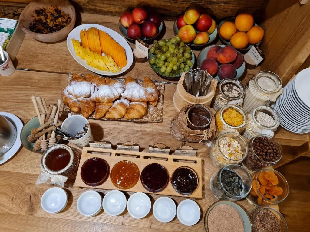 una mesa cubierta con muchos tipos diferentes de comida en Eko hiša-Eco House Na razpotju en Solčava