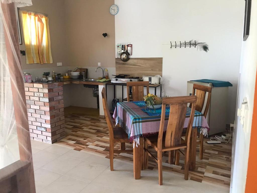 Η κουζίνα ή μικρή κουζίνα στο Tikkiries Guest House