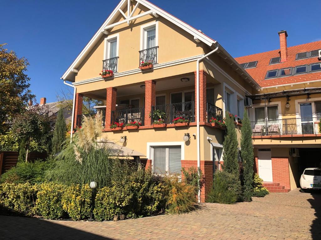 budynek z kwiatami na balkonach w obiekcie Galéria Apartmanház w mieście Keszthely