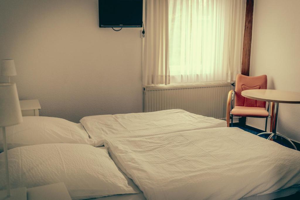 Postel nebo postele na pokoji v ubytování Inselgaestehaus-Erna