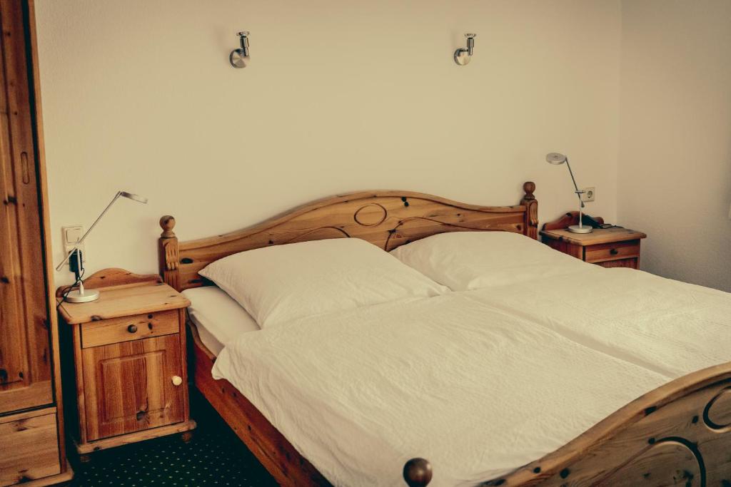Postel nebo postele na pokoji v ubytování Inselgaestehaus-Erna