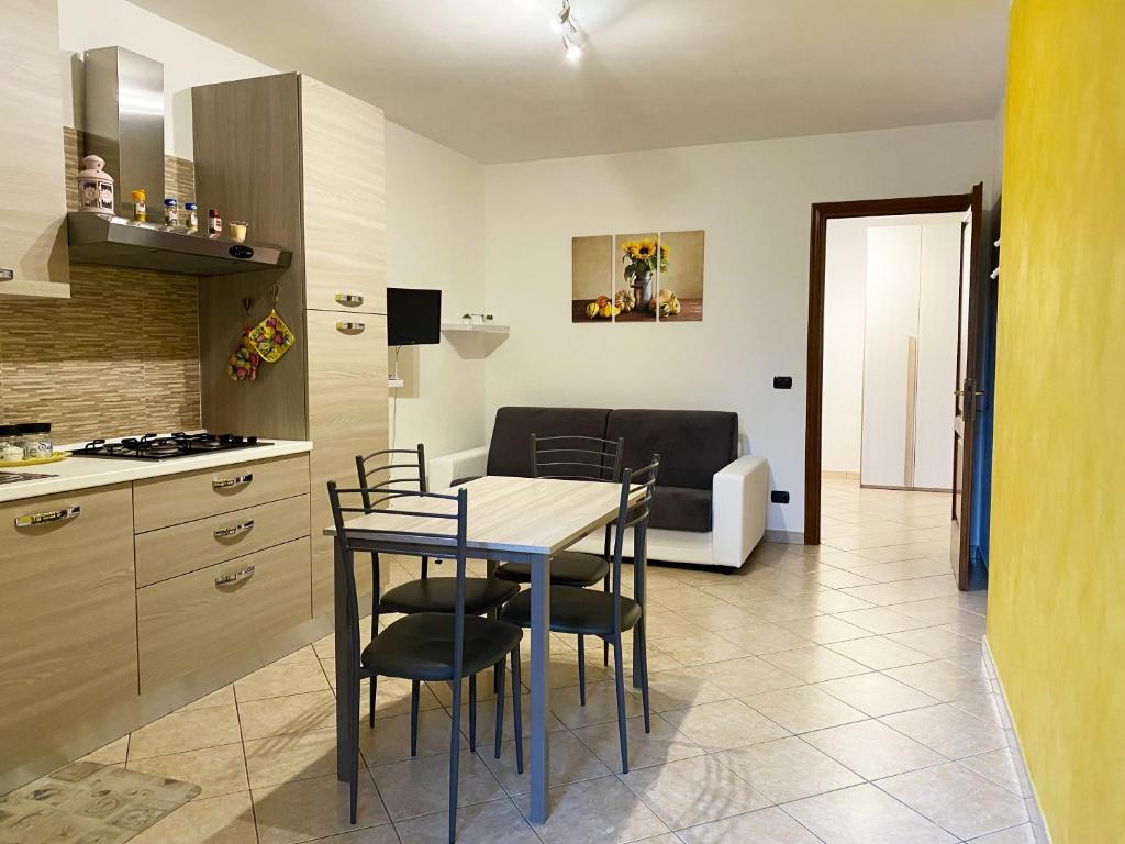 a kitchen and dining room with a table and chairs at Domo sa Funtana in Olmedo