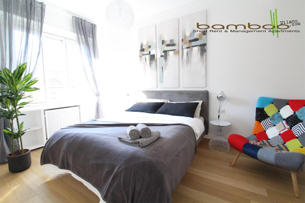 um quarto com uma cama com toalhas em Bamboo Milano Zezon Plus Apartment em Milão