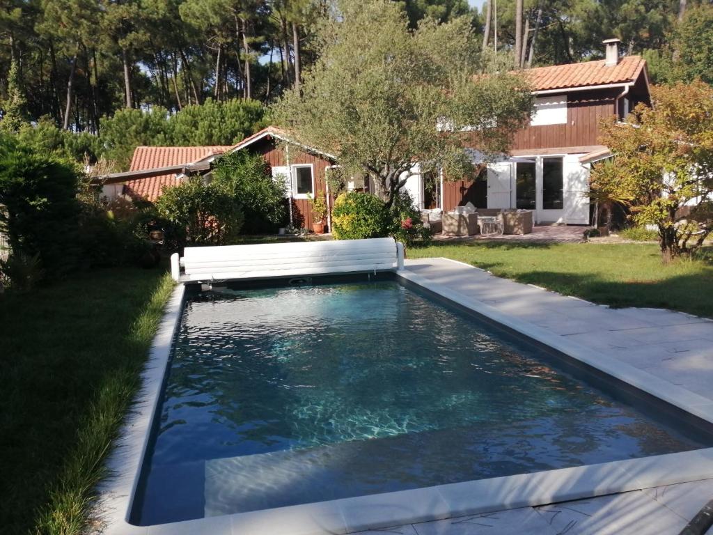 una piscina en el patio de una casa en Maison familiale en bois avec piscine, proche du bassin en Gujan-Mestras
