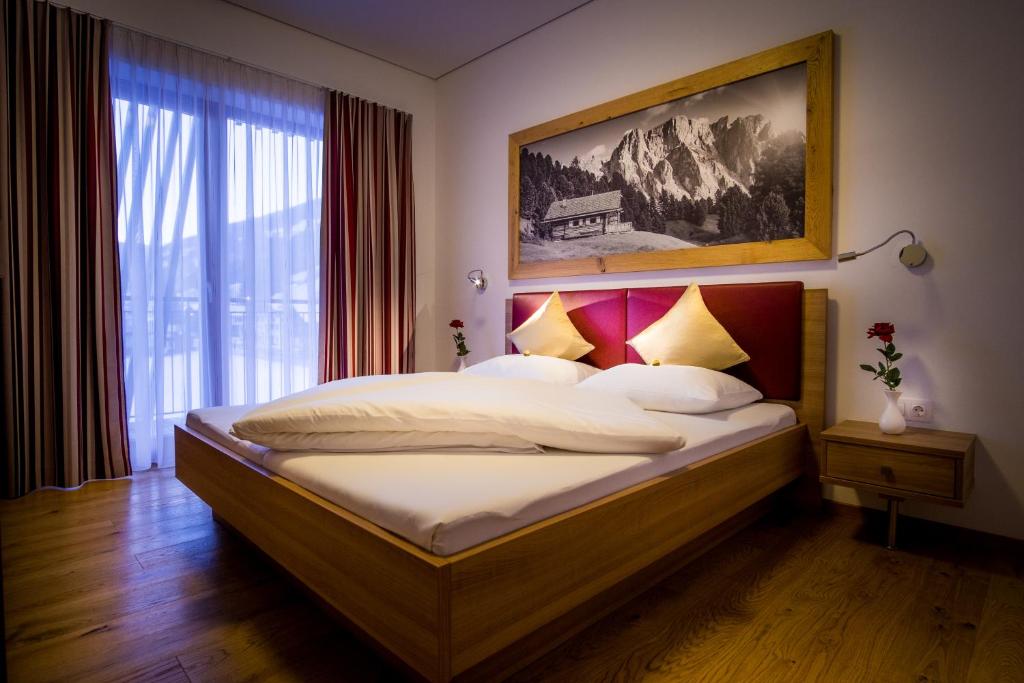 Łóżko lub łóżka w pokoju w obiekcie Apartments Dolomit-Royal