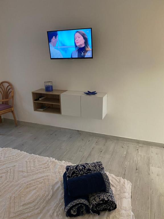 TV a/nebo společenská místnost v ubytování studio rénové « Ti Kay des Salines »
