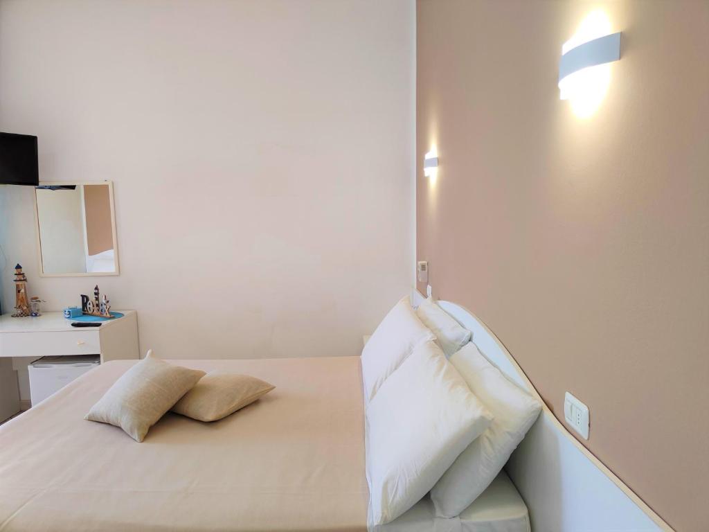 Postel nebo postele na pokoji v ubytování Hotel Baia del Cigno