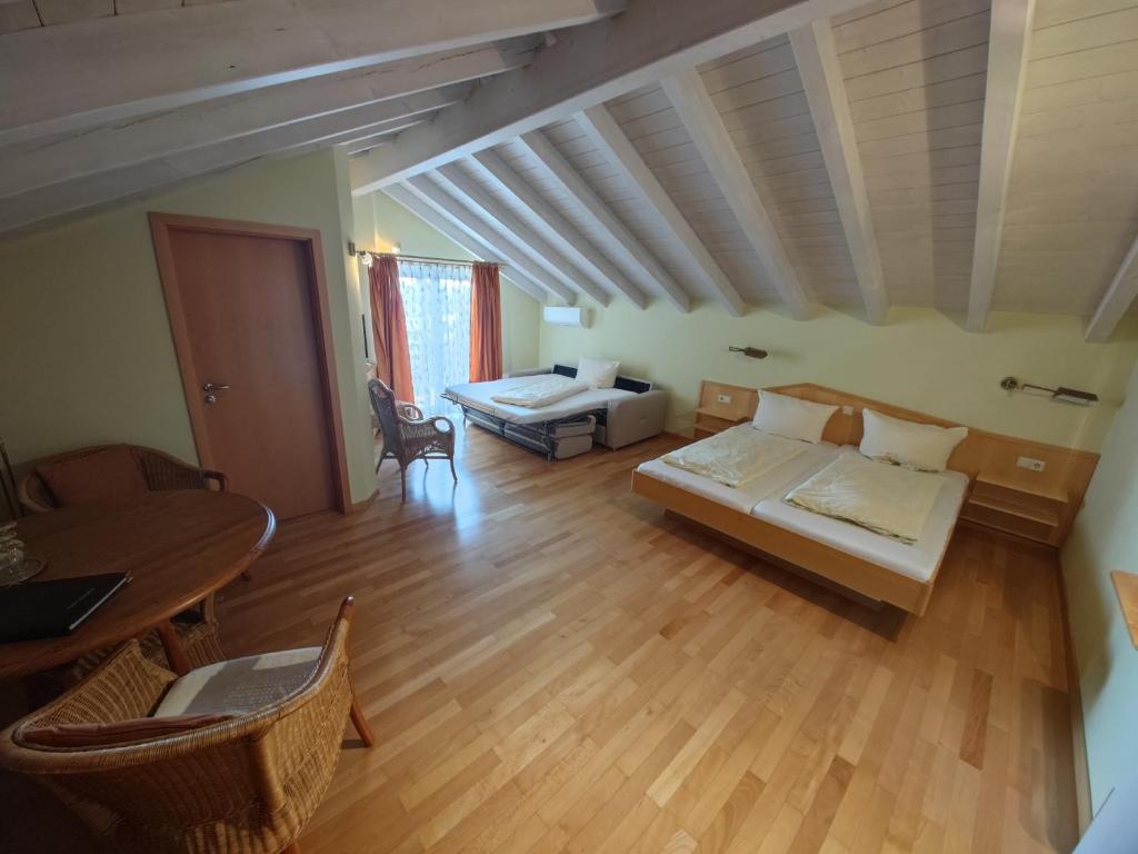 Postel nebo postele na pokoji v ubytování Sporthotel Schönblick