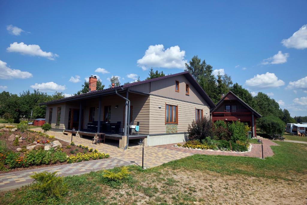 Billede fra billedgalleriet på Viesu nams Liepas i Baltais Dukstgals