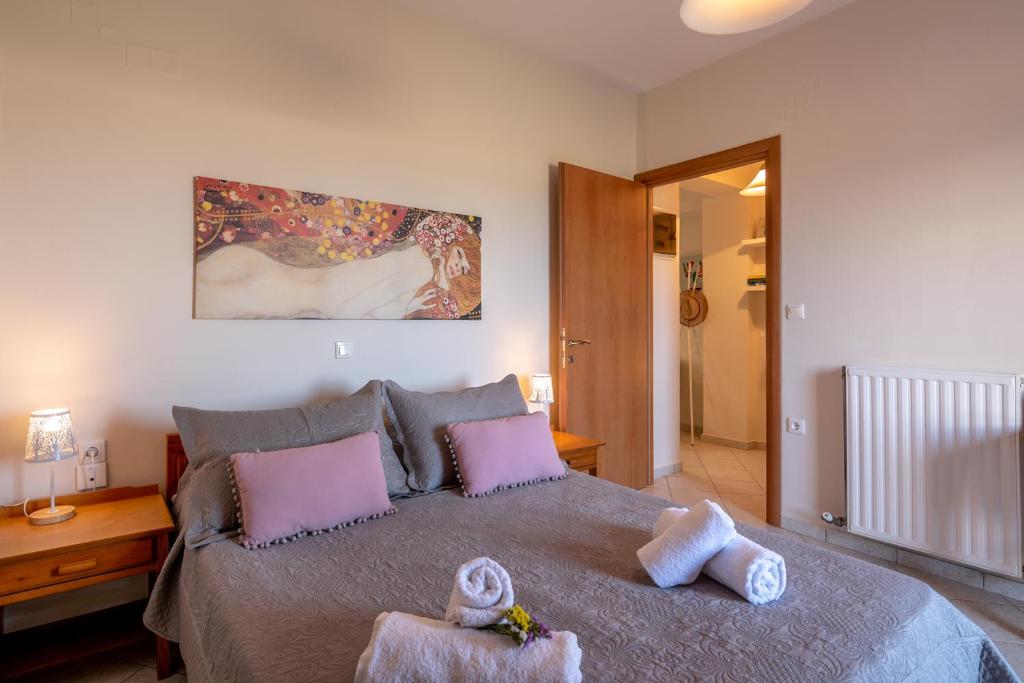 A bed or beds in a room at Sea Daffodil apartments