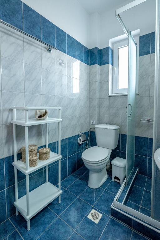 A bathroom at Sea Daffodil apartments