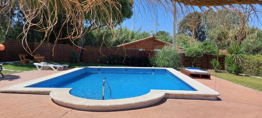 una gran piscina en un patio con en Finca Esmeralda, en Zahora