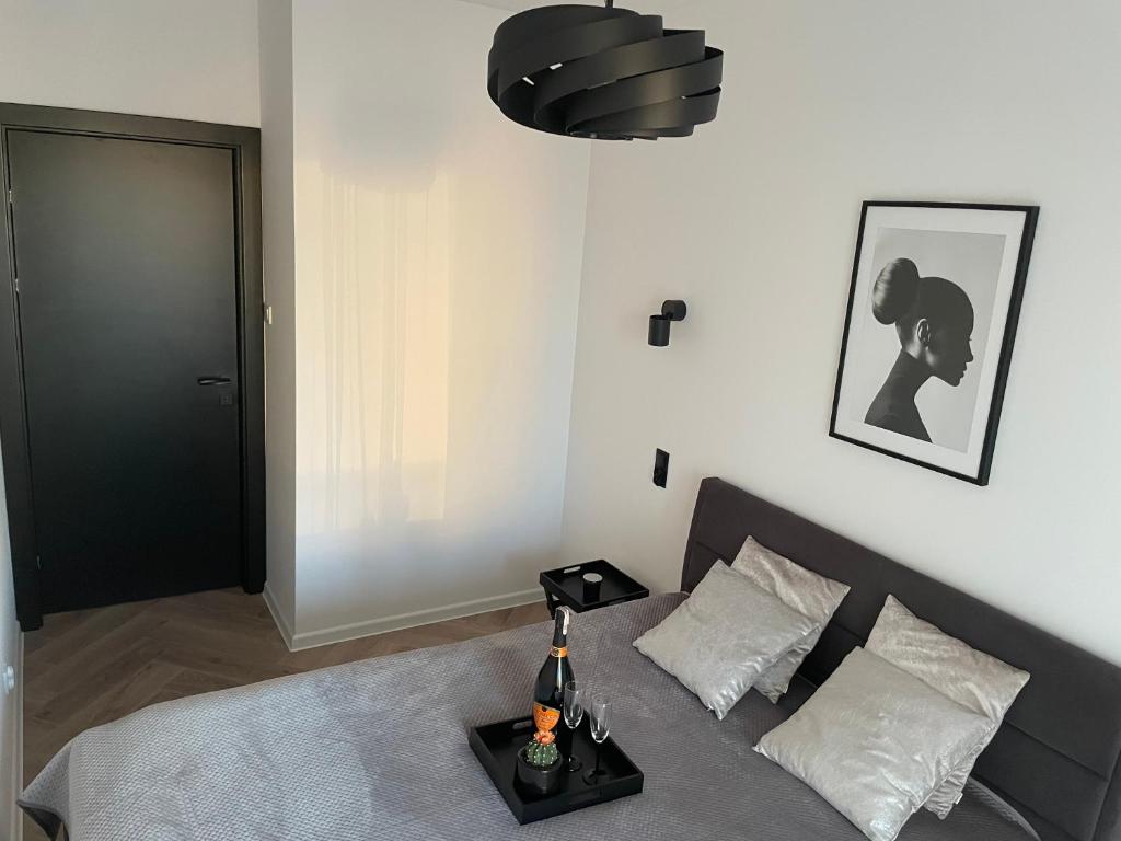sypialnia z łóżkiem i czarnymi drzwiami w obiekcie Przytulny apartament Klonowa 24-hour check-in Zameldowanie całodobowe w Kielcach