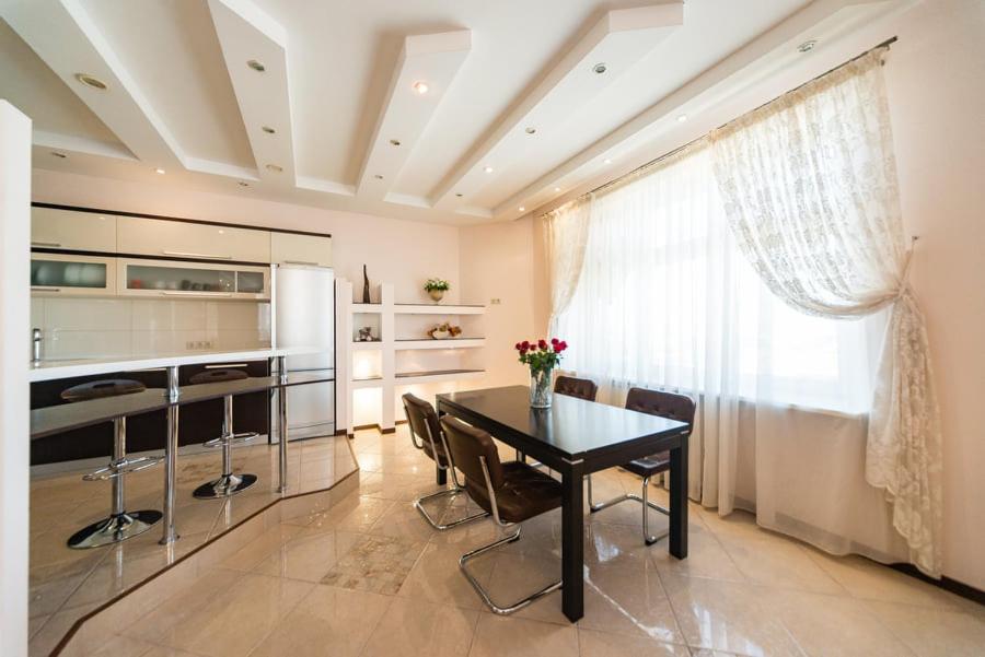 Η κουζίνα ή μικρή κουζίνα στο Роскошная 3к квартира 135м2 на набережной. Минская