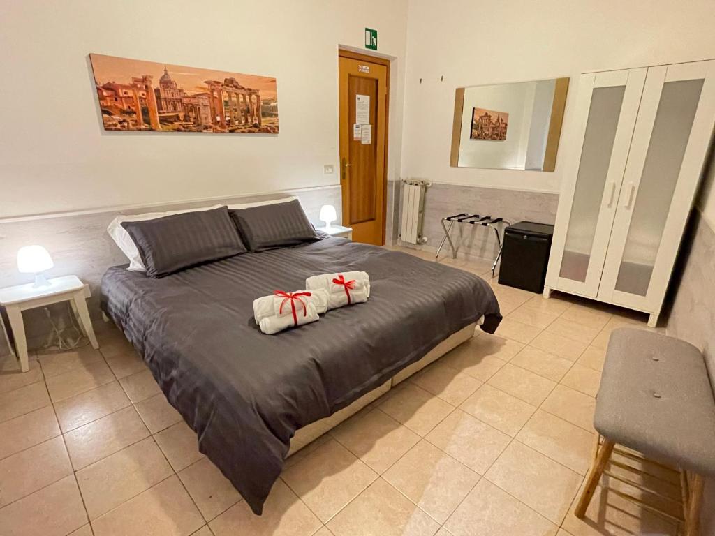 - une chambre avec un lit et 2 oreillers dans l'établissement Roman Holidays Rooms Otranto, à Rome