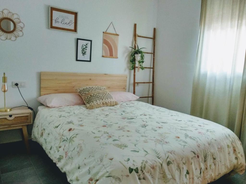 A bed or beds in a room at Apartamento acogedor en playa de Moncofa
